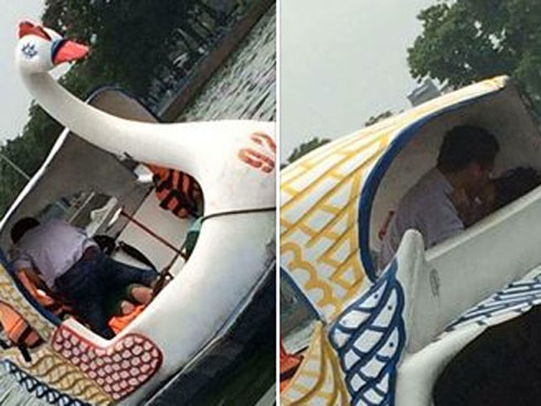 Trên xe buýt, cái ngả đầu của bà cụ và cánh tay căng cứng của nam thanh niên khiến hành khách chú ý-3