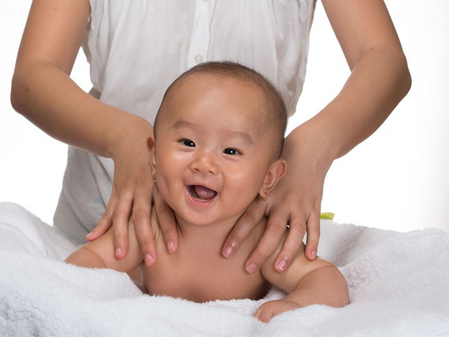 Bé 3 tháng tuổi chết sau khi massage, cảnh báo những trường hợp không được massage cho trẻ-1