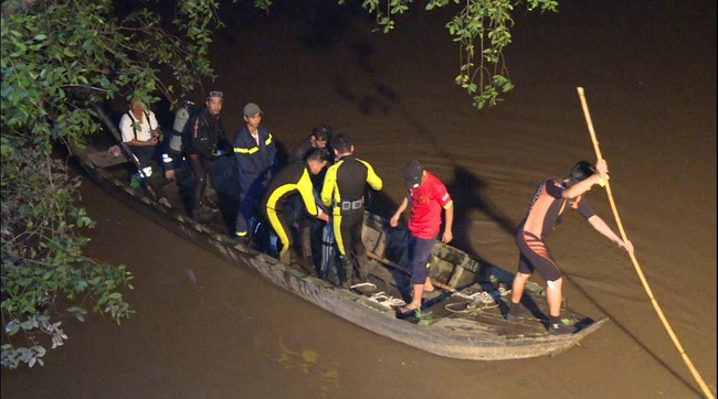 Đã tìm thấy thi thể bé gái bị xe máy tông ngã xuống sông khi đang dắt bộ xe đạp qua cầu-1