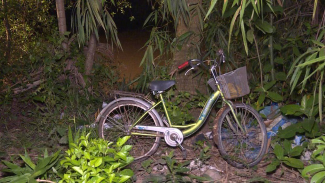 Đã tìm thấy thi thể bé gái bị xe máy tông ngã xuống sông khi đang dắt bộ xe đạp qua cầu-2