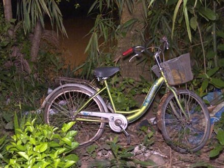 Đã tìm thấy thi thể bé gái bị xe máy tông ngã xuống sông khi đang dắt bộ xe đạp qua cầu