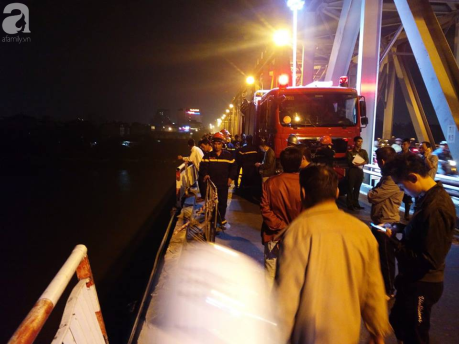 Người cầm lái chiếc xe Mercedes đâm sập lan can cầu Chương Dương rơi xuống sông Hồng không phải chủ xe-1