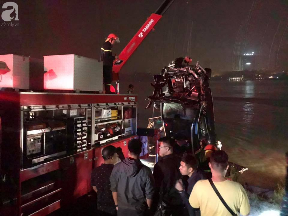 Người cầm lái chiếc xe Mercedes đâm sập lan can cầu Chương Dương rơi xuống sông Hồng không phải chủ xe-2