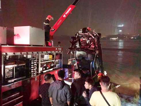 Hé lộ danh tính người cầm lái trong vụ ô tô Mercedes lao qua thành cầu Chương Dương-2