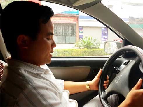 Thầy giáo toát mồ hôi nghe cuộc gọi cầu cứu của quý bà lái xe