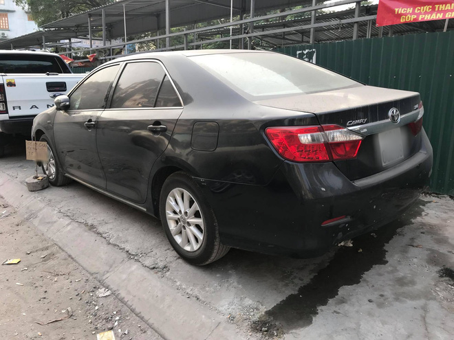 Hà Nội: Đỗ xe trên vỉa hè rồi bỏ đi mất, tài xế Camry được tặng thêm cục bê tông vào bánh trước-2