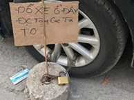 Hà Nội: Đỗ xe trên vỉa hè rồi bỏ đi mất, tài xế Camry được 'tặng' thêm cục bê tông vào bánh trước