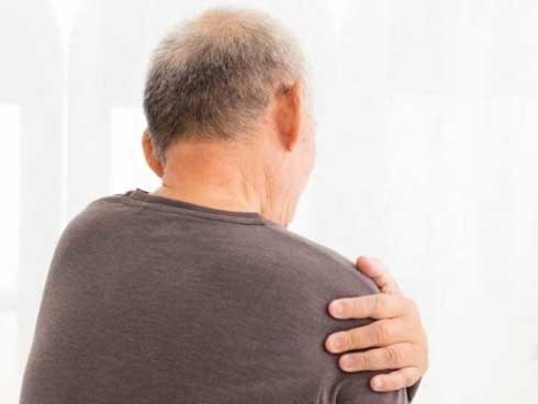 Người đàn ông bị nhức vai, đi khám sốc vì ung thư phổi giai đoạn cuối