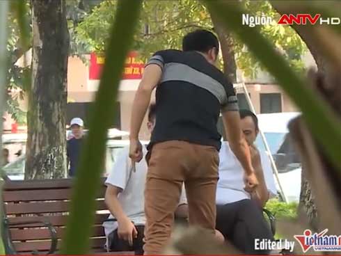 Video: Kỹ năng thoát hiểm trên xe hơi khi rơi xuống nước-1