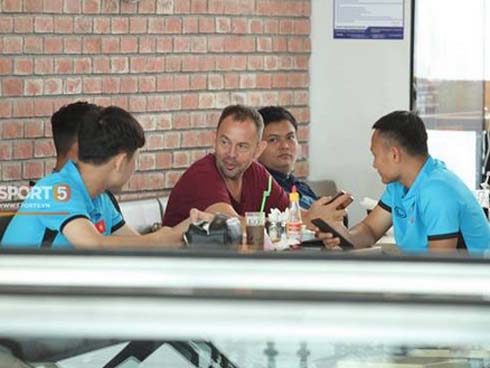 Các học trò chụp ảnh check-in tới tấp, còn HLV Park Hang Seo vẫn cần mẫn làm việc một mình trên máy bay-7