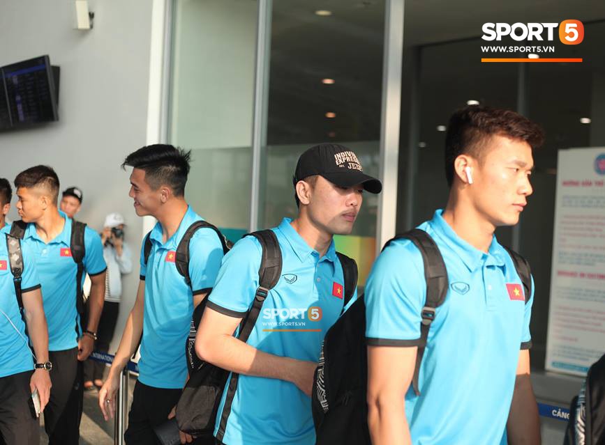 Xuân Trường bắn tiếng Anh như gió với người nước ngoài ở sân bay-1