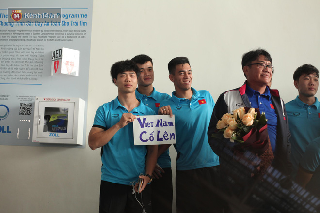 Xuân Trường bắn tiếng Anh như gió với người nước ngoài ở sân bay-6