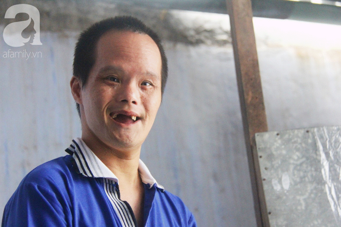 Người mẹ già nuôi 2 con tâm thần cùng chồng mù bật khóc: Tụi nhỏ được ăn cá thịt, nó mừng lắm-2