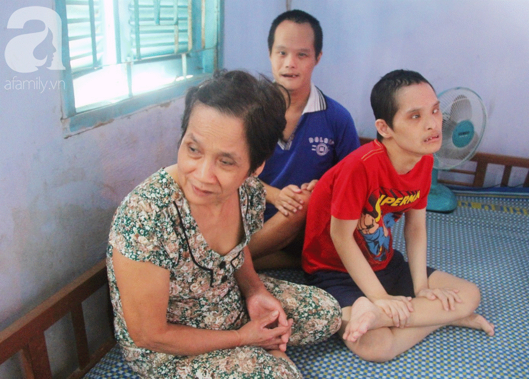 Người mẹ già nuôi 2 con tâm thần cùng chồng mù bật khóc: Tụi nhỏ được ăn cá thịt, nó mừng lắm-4