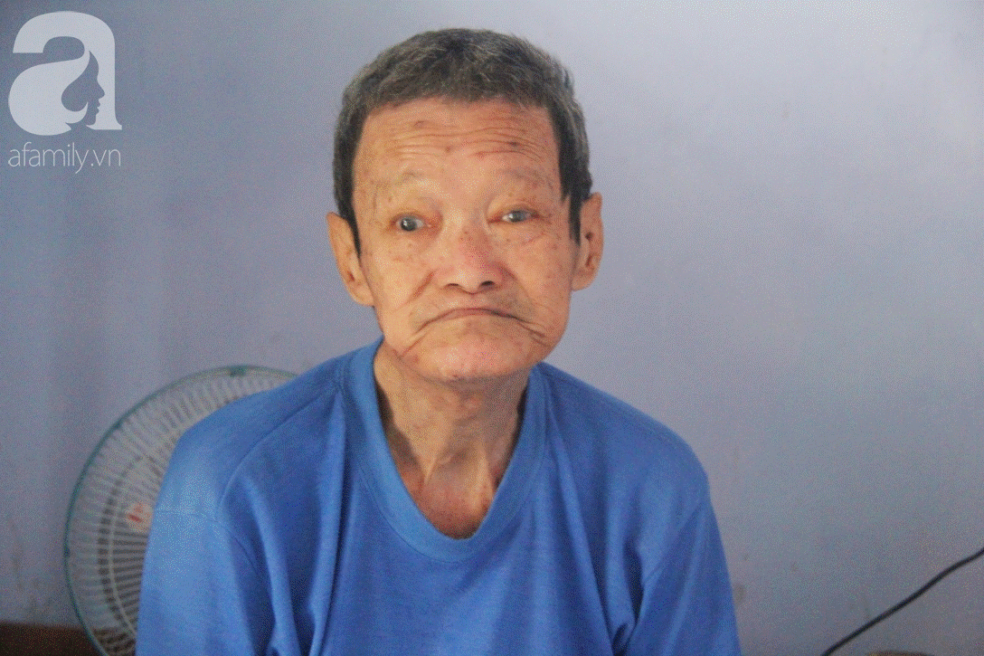 Người mẹ già nuôi 2 con tâm thần cùng chồng mù bật khóc: Tụi nhỏ được ăn cá thịt, nó mừng lắm-5