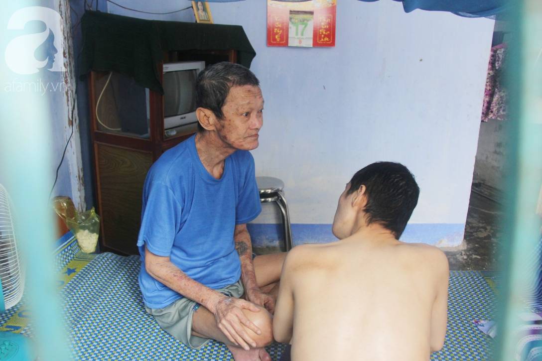 Người mẹ già nuôi 2 con tâm thần cùng chồng mù bật khóc: Tụi nhỏ được ăn cá thịt, nó mừng lắm-3