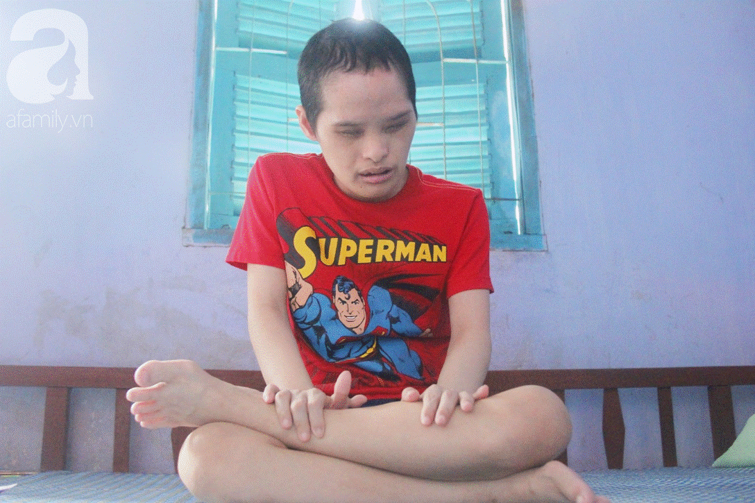 Người mẹ già nuôi 2 con tâm thần cùng chồng mù bật khóc: Tụi nhỏ được ăn cá thịt, nó mừng lắm-8