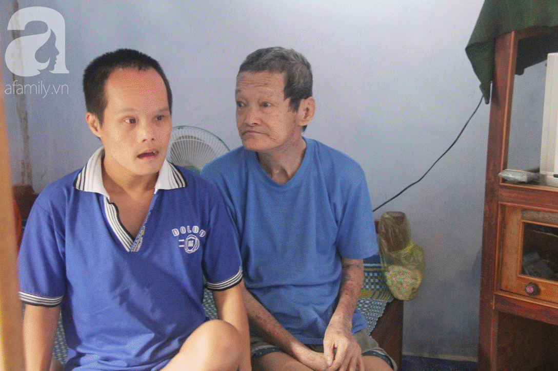 Người mẹ già nuôi 2 con tâm thần cùng chồng mù bật khóc: Tụi nhỏ được ăn cá thịt, nó mừng lắm-10