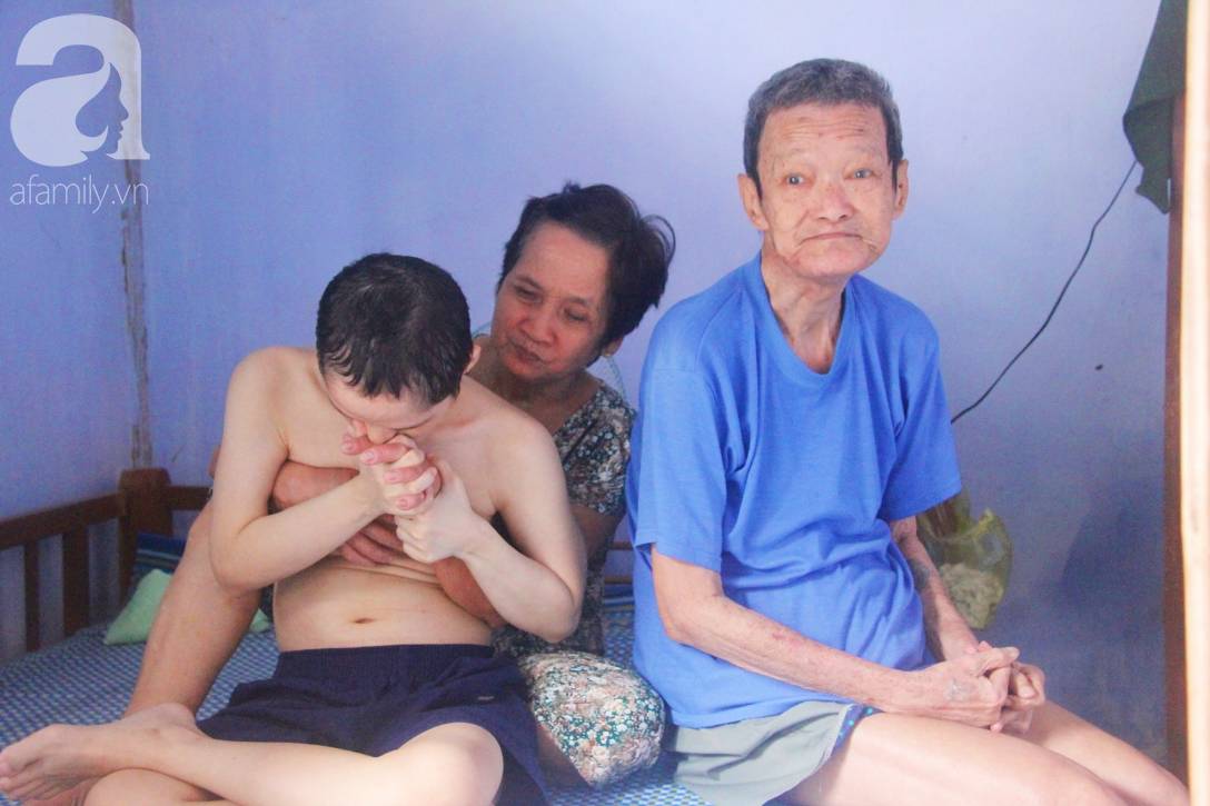 Người mẹ già nuôi 2 con tâm thần cùng chồng mù bật khóc: Tụi nhỏ được ăn cá thịt, nó mừng lắm-9