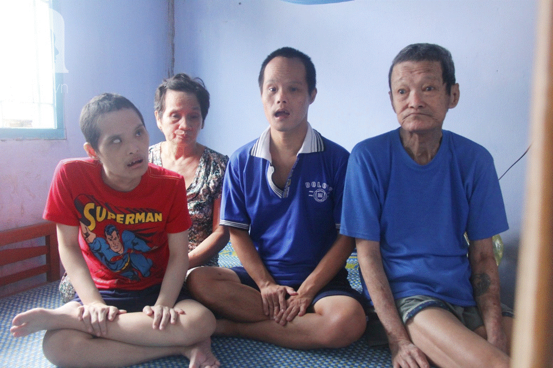 Người mẹ già nuôi 2 con tâm thần cùng chồng mù bật khóc: Tụi nhỏ được ăn cá thịt, nó mừng lắm-12