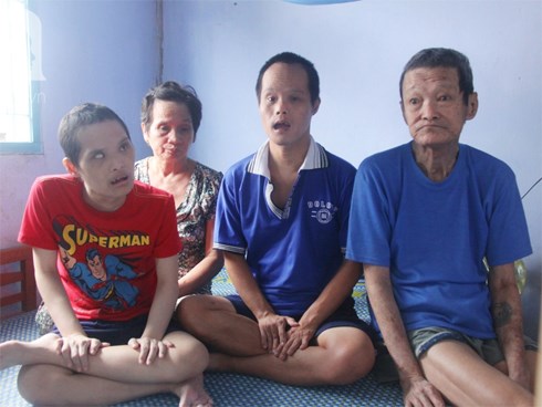 Người mẹ già nuôi 2 con tâm thần cùng chồng mù bật khóc: 