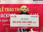 Người trúng 96,7 tỷ Vietlott đeo mặt nạ Pikachu khi lĩnh giải-2