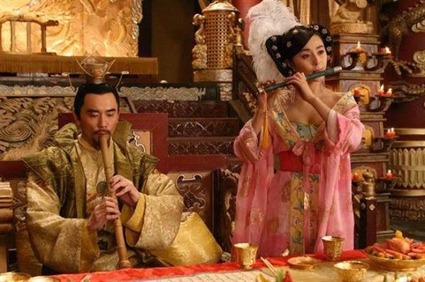 Vén màn bí mật phòng the của vị Quý phi bị căn bệnh khó nói nhưng vẫn được Hoàng đế mê đắm không rời-2