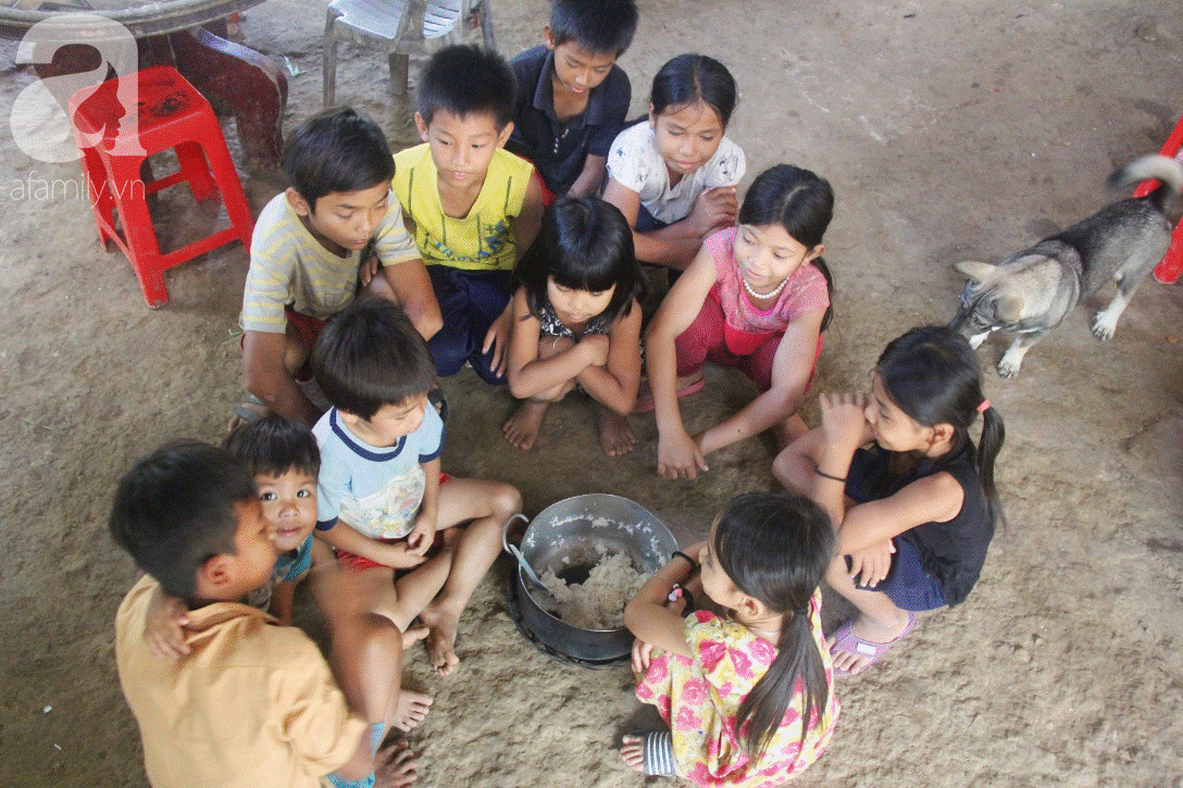 Bà đi lượm ve chai nuôi 11 đứa cháu cả nội cả ngoại bị bố mẹ bỏ rơi, đau ốm mà không có tiền chữa-5