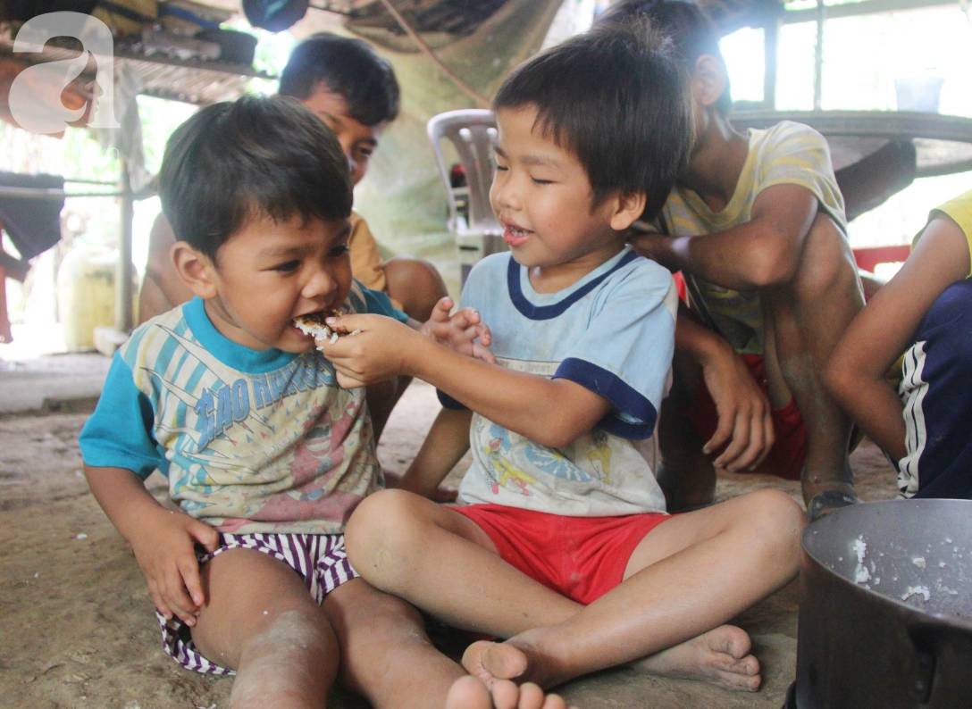 Bà đi lượm ve chai nuôi 11 đứa cháu cả nội cả ngoại bị bố mẹ bỏ rơi, đau ốm mà không có tiền chữa-6