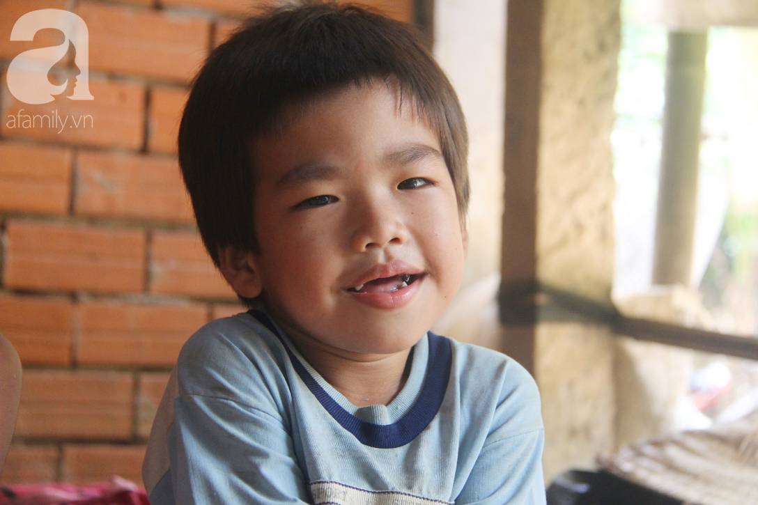 Bà đi lượm ve chai nuôi 11 đứa cháu cả nội cả ngoại bị bố mẹ bỏ rơi, đau ốm mà không có tiền chữa-9