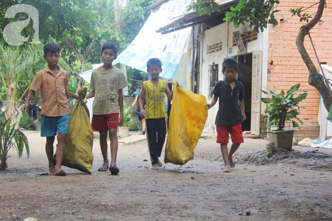 Bà đi lượm ve chai nuôi 11 đứa cháu cả nội cả ngoại bị bố mẹ bỏ rơi, đau ốm mà không có tiền chữa-12