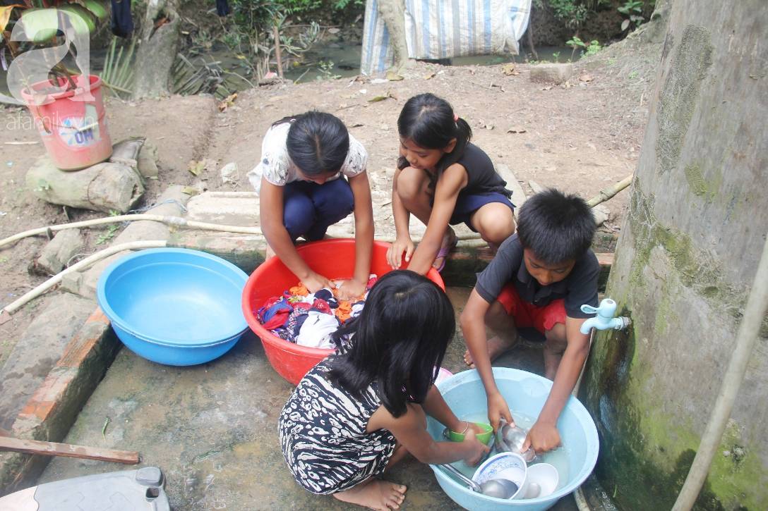 Bà đi lượm ve chai nuôi 11 đứa cháu cả nội cả ngoại bị bố mẹ bỏ rơi, đau ốm mà không có tiền chữa-14