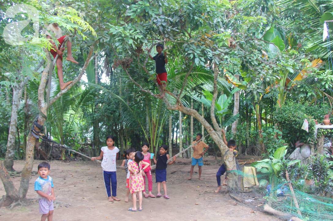 Bà đi lượm ve chai nuôi 11 đứa cháu cả nội cả ngoại bị bố mẹ bỏ rơi, đau ốm mà không có tiền chữa-15