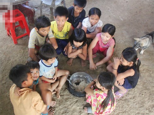 Bà đi lượm ve chai nuôi 11 đứa cháu cả nội cả ngoại bị bố mẹ bỏ rơi, đau ốm mà không có tiền chữa