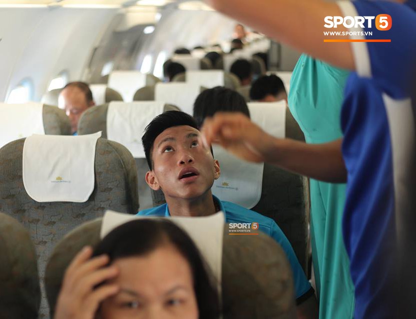 Các học trò chụp ảnh check-in tới tấp, còn HLV Park Hang Seo vẫn cần mẫn làm việc một mình trên máy bay-6