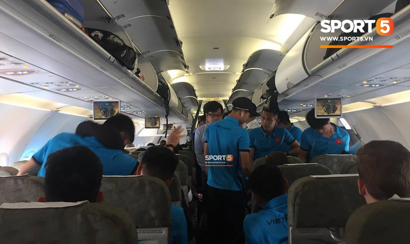 Các học trò chụp ảnh check-in tới tấp, còn HLV Park Hang Seo vẫn cần mẫn làm việc một mình trên máy bay-1