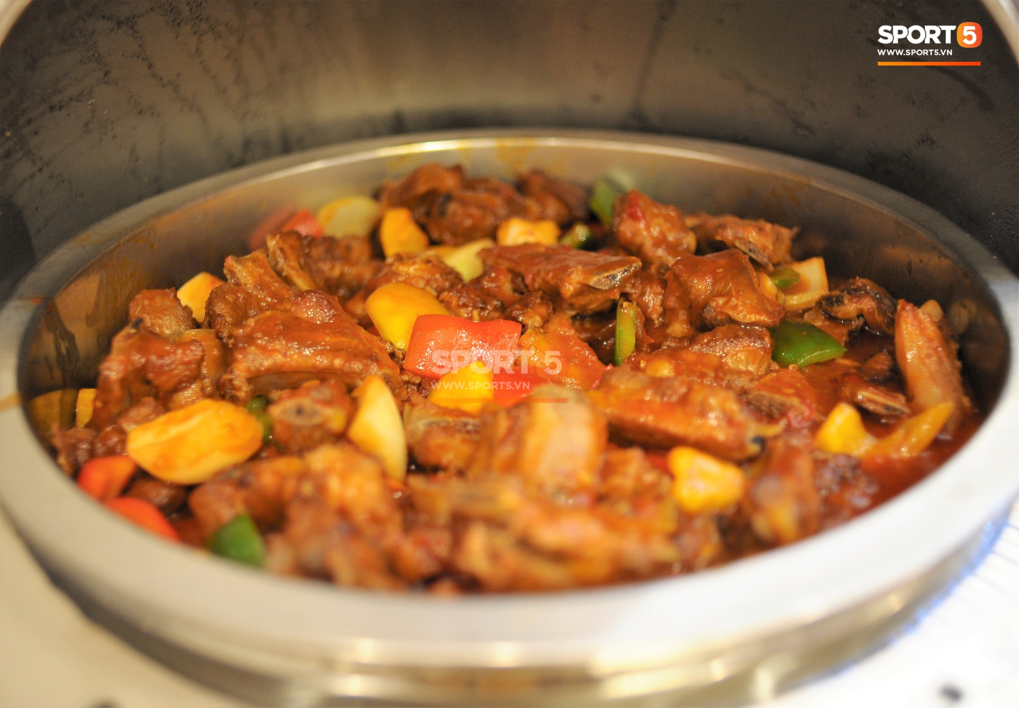 Bữa ăn đậm hương vị quê hương của các tuyển thủ tuyển Việt Nam khi đến Lào-11