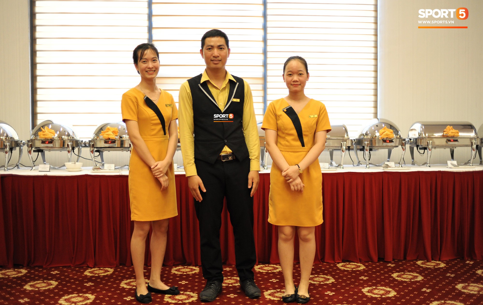 Bữa ăn đậm hương vị quê hương của các tuyển thủ tuyển Việt Nam khi đến Lào-15