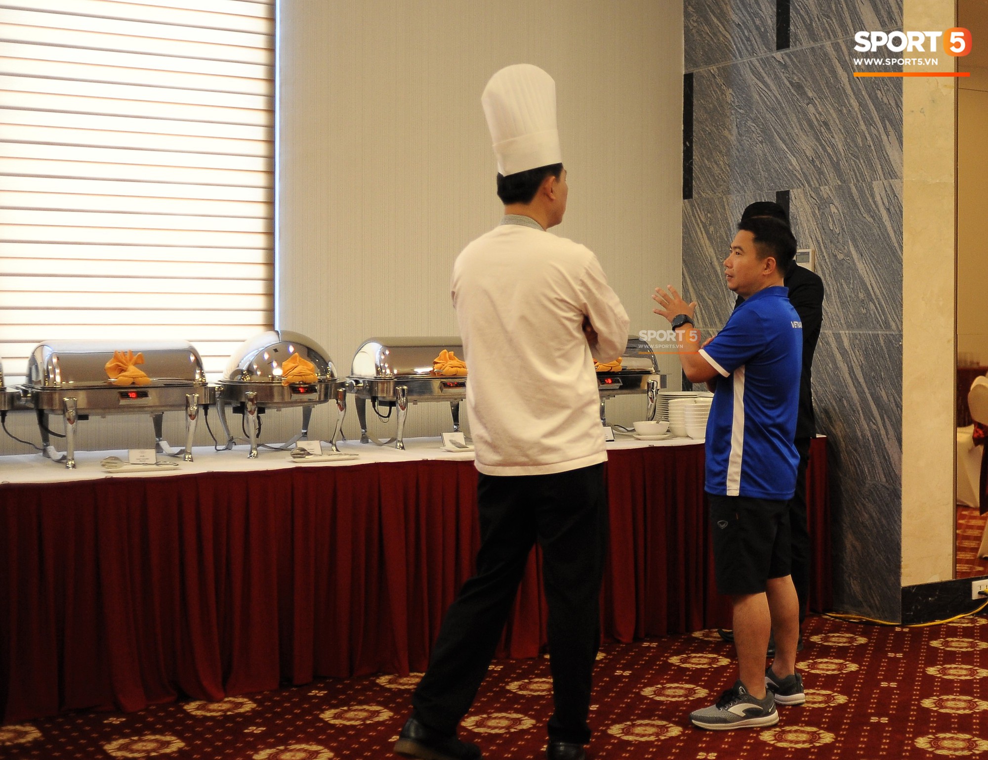 Bữa ăn đậm hương vị quê hương của các tuyển thủ tuyển Việt Nam khi đến Lào-4