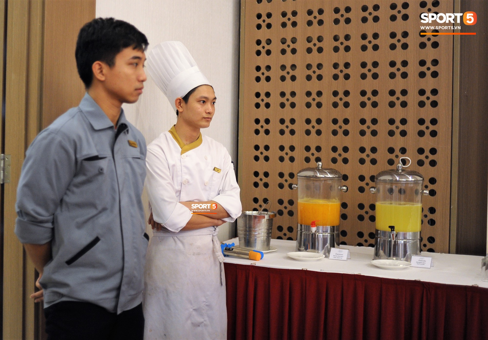 Bữa ăn đậm hương vị quê hương của các tuyển thủ tuyển Việt Nam khi đến Lào-14