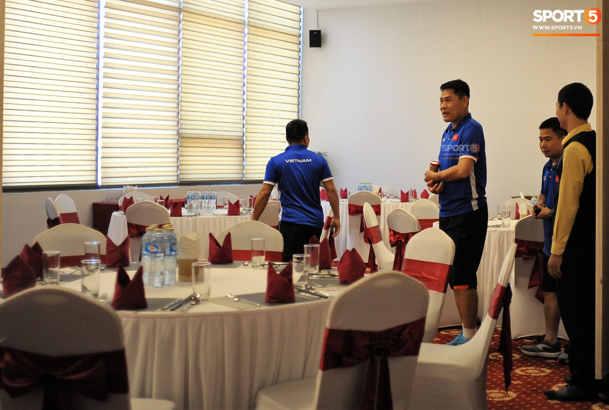 Bữa ăn đậm hương vị quê hương của các tuyển thủ tuyển Việt Nam khi đến Lào-5