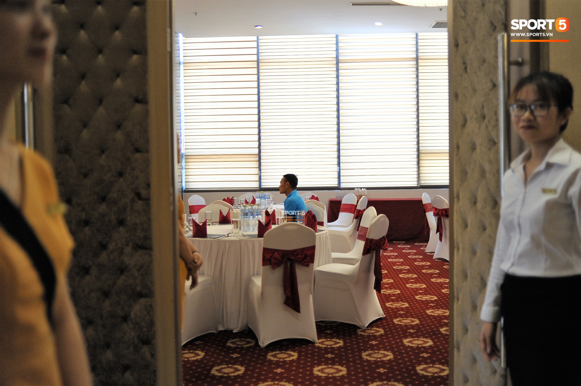 Bữa ăn đậm hương vị quê hương của các tuyển thủ tuyển Việt Nam khi đến Lào-6