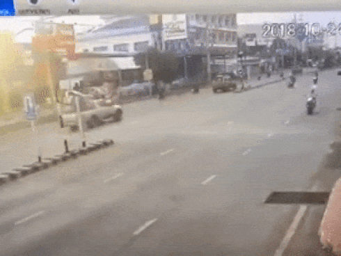 Lái xe bắn tốc độ, nam thanh niên bị đứt đôi người