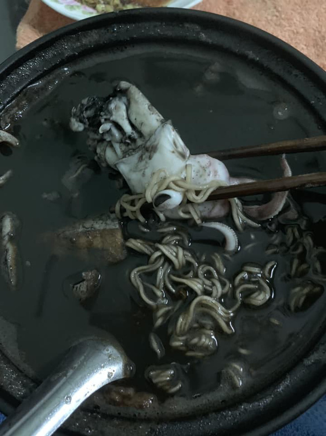 Bát mì xuyên bóng đêm của chàng trai khiến dân mạng cười bò, nhưng sau đó ai cũng tò mò hỏi điều này-2