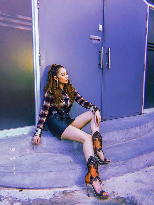 Nắm tay trai lạ, diện bikini, Minh Hằng khiến dân tình phát sốt vì vóc dáng không thể chuẩn hơn!-3