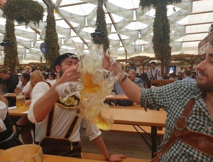 20 bức hình bắt trúng khoảnh khắc trùng hợp: từ xuất thần đến những sự cố muối mặt-14