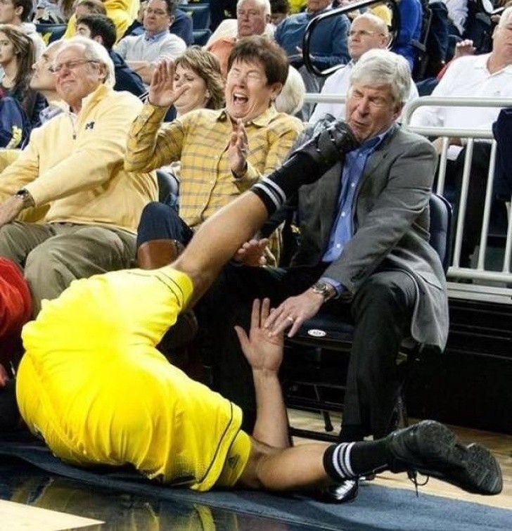 20 bức hình bắt trúng khoảnh khắc trùng hợp: từ xuất thần đến những sự cố muối mặt-16