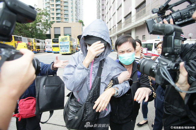 Chị gái Lam Khiết Anh khóc ngất, phải có người dìu đi, anh trai tiều tụy sau khi nhận thi thể em gái-6