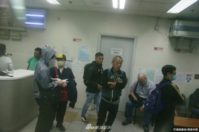 Chị gái Lam Khiết Anh khóc ngất, phải có người dìu đi, anh trai tiều tụy sau khi nhận thi thể em gái-1