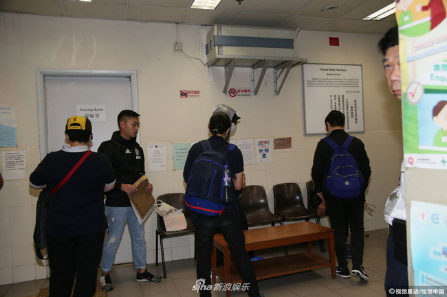 Chị gái Lam Khiết Anh khóc ngất, phải có người dìu đi, anh trai tiều tụy sau khi nhận thi thể em gái-2